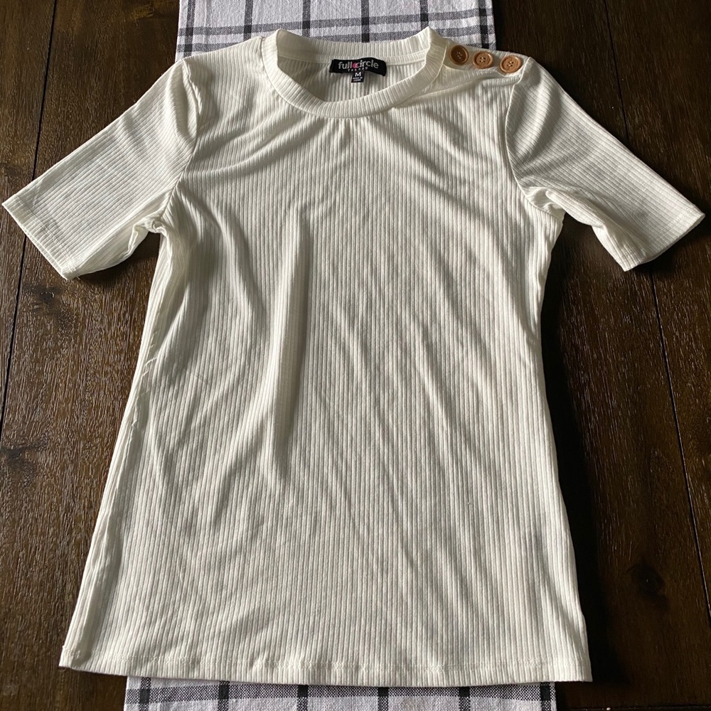 🎄Cute tee with buttons
